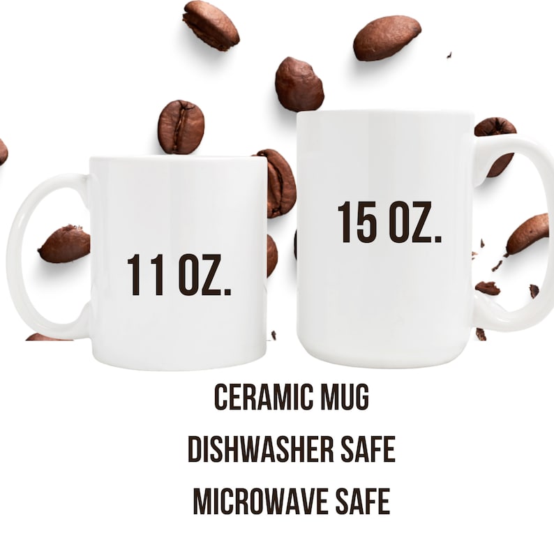 K&ouml;nnte beinhalten: Zwei wei&szlig;e Keramikbecher mit schwarzem Text. Der kleinere Becher ist 11 oz und der gr&ouml;&szlig;ere Becher ist 15 oz. Beide Becher sind sp&uuml;lmaschinen- und mikrowellengeeignet.