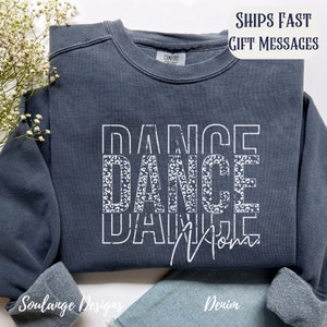 Peut inclure: Un sweat-shirt bleu fonc&eacute; avec le texte "Dance Mom" en blanc avec un motif l&eacute;opard sur le mot "Dance".