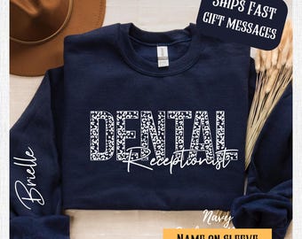 Benutzerdefiniertes Zahnarzt-Empfangs-Sweatshirt, Name auf dem Ärmel, Zahnarzt-Geschenk, Zahnarzt-Empfangsdame-Pullover, Zahnarzt-Empfangsdame Unisex Rundhalsausschnitt, Trendy
