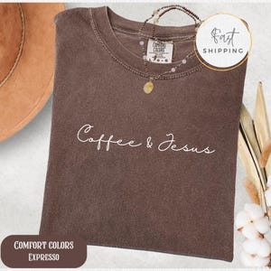 Camiseta de cuello redondo "Café + Jesús", camiseta cristiana cómoda, camiseta de café para ella, ropa cristiana para estar en casa, camiseta para amantes del café, camisa de colores cómodos
