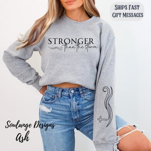Stärker als der Sturm christliches Sweatshirt Ärmel religiöses Geschenk Jesus Shirt christliches Kleid Taufe Geschenk für sie Geschenk für Mutter