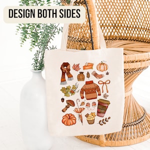 Könnte beinhalten: Eine beigefarbene Tragetasche mit herbstlichen Illustrationen. Das Design umfasst einen Schal, Blätter, Kürbis, Pullover, Kaffeetasse und andere Herbstelemente. Der Text "DESIGN BOTH SIDES" befindet sich oben.