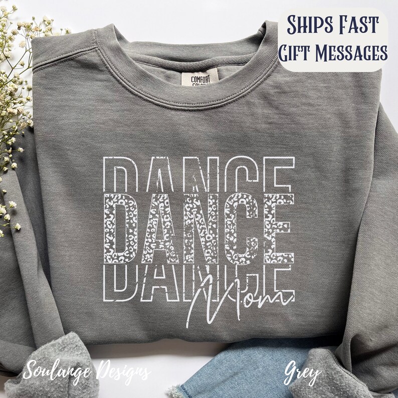 Peut inclure: Sweat-shirt gris avec l'inscription "Dance Mom" imprim&eacute;e en blanc avec un motif l&eacute;opard sur le mot "Dance".