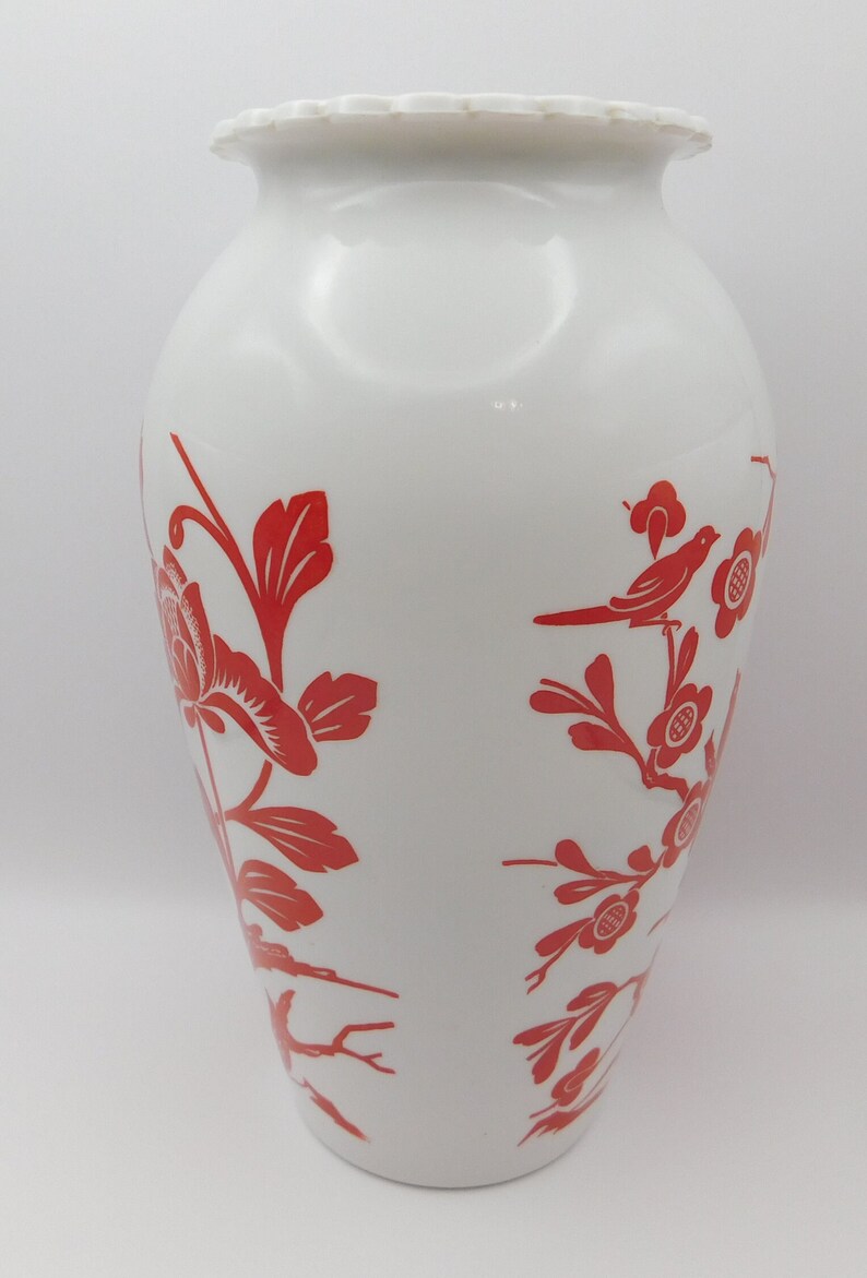 Vase en verre d'art moderne du milieu du siècle VTG avec oiseaux et branche de fleurs de cerisier 9 po. image 3