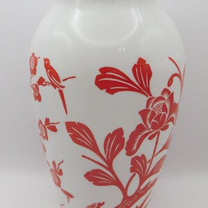 Vase en verre d'art moderne du milieu du siècle VTG avec oiseaux et branche de fleurs de cerisier 9 po. image 2