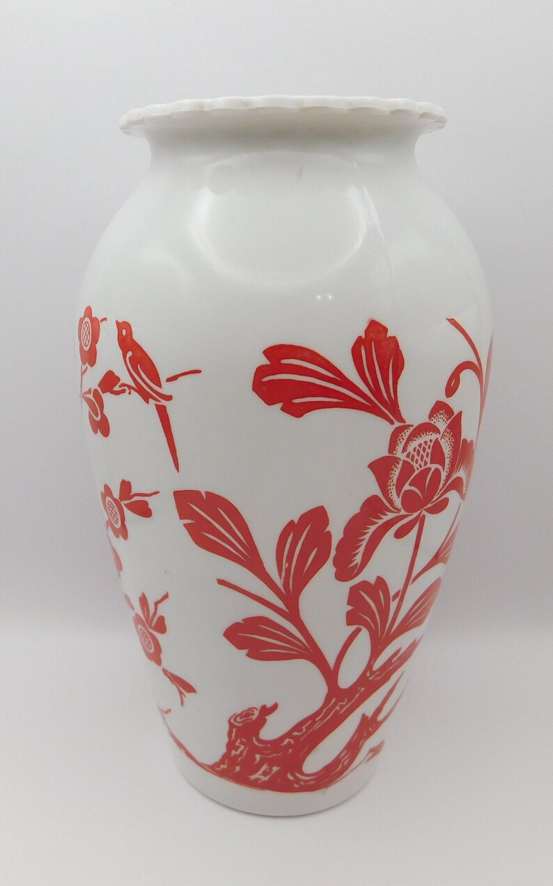 Vase en verre d'art moderne du milieu du siècle VTG avec oiseaux et branche de fleurs de cerisier 9 po. image 2