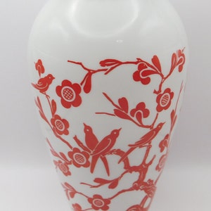 Vase en verre d'art moderne du milieu du siècle VTG avec oiseaux et branche de fleurs de cerisier 9 po. image 4