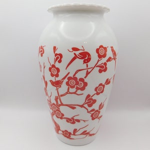 Vase en verre d'art moderne du milieu du siècle VTG avec oiseaux et branche de fleurs de cerisier 9 po. image 1