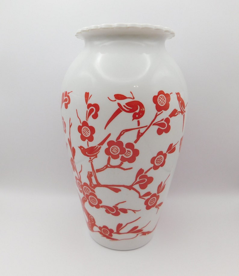 Vase en verre d'art moderne du milieu du siècle VTG avec oiseaux et branche de fleurs de cerisier 9 po. image 1