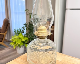 Base de lámpara de aceite de vidrio vintage de Lamplight Farms, con escena de caballo y carruaje en relieve. Fabricada en EE. UU.