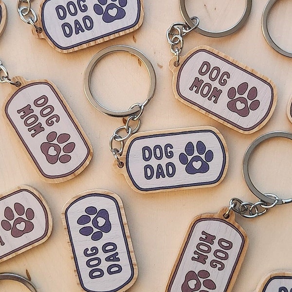 Hundemarke Keychain, niedlicher Cartoon-Hund-Mama-Holz-Charme, Tierliebhaber-Accessoire, Haustier-Denkmal-Geschenk, Haustier-Elternteil-Hund-Vater, Militär-Tag