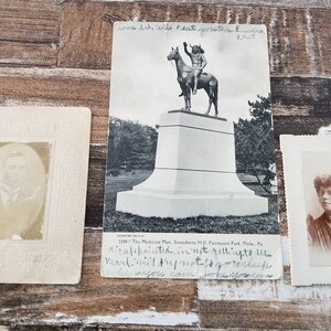 1908 « The Medicine Man " Philadelphia Post Card avec 2 cartes photo vintage - Lot de 3 articles