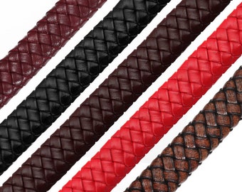 Può includere: Cinque cordoni in pelle intrecciati in diversi colori: bordeaux, nero, marrone, rosso e marrone con una trama marrone più chiara. I cordoni sono disposti a ventaglio.