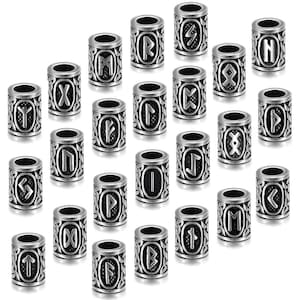 Puede incluir: Una colección de cuentas cilíndricas de color plateado, cada una grabada con un símbolo de runa nórdica diferente. Las runas están dentro de un borde decorativo. Las cuentas están diseñadas para la fabricación de joyas o manualidades.