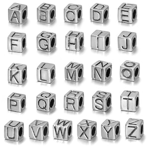 Cuentas cúbicas de acero inoxidable con letras de la A a la Z, cuentas plateadas brillantes para hacer joyas, cuentas para barba, patrón de 4 lados, agujero de 5 mm