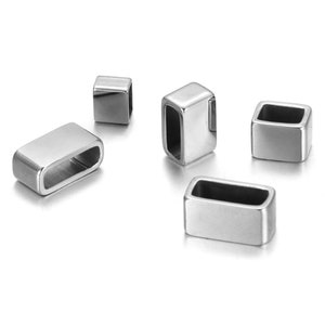 Puede incluir: Cuatro cuentas espaciadoras de metal plateado de forma rectangular con un agujero en el centro. Las cuentas están diseñadas para su uso en la fabricación de joyas.