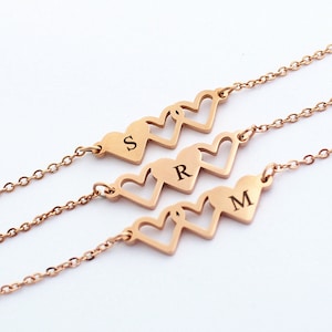 Pulsera personalizada con letras iniciales grabadas para madre, hija, hermana, mejor amiga para 3, regalo familiar, regalo del Día de la Madre, pulsera de 3 corazones