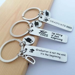 Kundenspezifische Anfangsabschluss-Schlüsselanhänger Klasse von 2025 Schlüsselanhänger Edelstahl-Buchstabe-Schlüsselring Inspirierende graduierte Geschenke