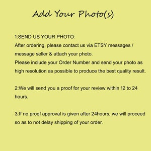 Puede incluir: Un fondo amarillo con texto negro que explica c&oacute;mo enviar una foto para un pedido personalizado. El texto dice "Add Your Photo(s)" e incluye instrucciones para contactar al vendedor a trav&eacute;s de los mensajes de Etsy con el n&uacute;mero de pedido y una foto de alta resoluci&oacute;n. El texto tambi&eacute;n indica que se enviar&aacute; una prueba para su revisi&oacute;n dentro de las 12 a 24 horas y que si no se da ninguna aprobaci&oacute;n despu&eacute;s de 24 horas, el pedido se procesar&aacute;.