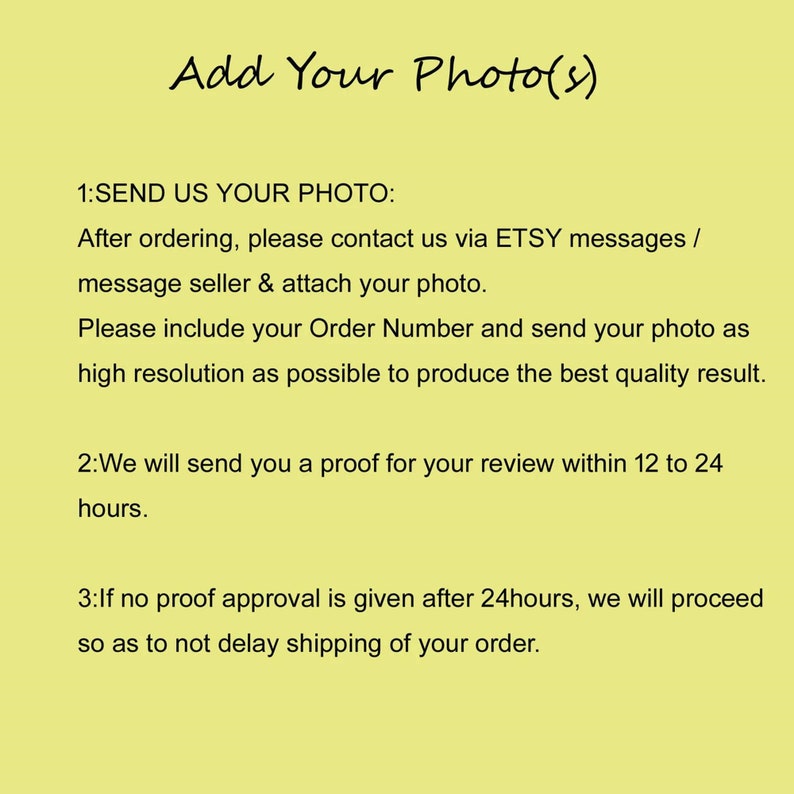 Puede incluir: Un fondo amarillo con texto negro que explica c&oacute;mo enviar una foto para un pedido personalizado. El texto dice "Add Your Photo(s)" e incluye instrucciones para contactar al vendedor a trav&eacute;s de los mensajes de Etsy con el n&uacute;mero de pedido y una foto de alta resoluci&oacute;n. El texto tambi&eacute;n indica que se enviar&aacute; una prueba para su revisi&oacute;n dentro de las 12 a 24 horas y que si no se da ninguna aprobaci&oacute;n despu&eacute;s de 24 horas, el pedido se procesar&aacute;.