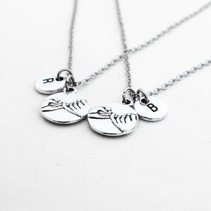 Colar com 2 letras iniciais, colar de promessa mindinho bff, colar de namorado e namorada, presentes de casal, presentes de Natal.