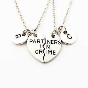 Socios en crimen collar carta inicial mejor amigo mejores perras, corazón roto regalo de cumpleaños collar de novia, regalos de Navidad