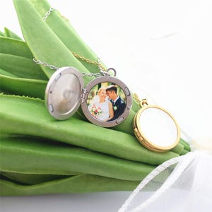 Personalized Shell Photo Locket Necklace,Mother-Of-Pearl Photo Locket,Keepsake Pendant,Best Friend Personalized Gift,Gifts for Mom, Girl