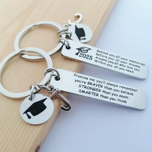 Kundenspezifische Anfangsabschluss-Schlüsselanhänger Hinter Ihnen, alle Ihre Erinnerungen Keychain Edelstahl-Buchstabe-Schlüsselring Inspirierende graduierte Geschenke