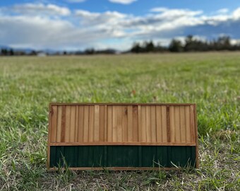 Rustikaler Charme trifft auf lebendiges Grün: Handgemachtes Holzkunstwerk aus Scheunenholz aus dem pazifischen Nordwesten - Mit Kaffee gebeizt!