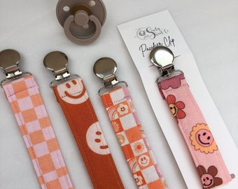 Retro Pacifier Clip, Dummy Clip, Pacifier Holder, Retro Daisy Accessory, Smiley Face Baby, Groovy Baby, Retro Baby Gift, Boho Girl Gift