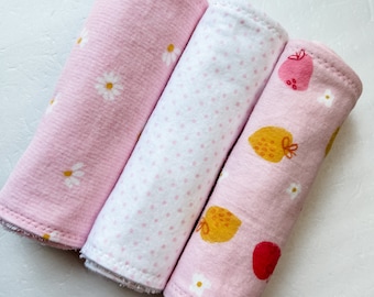 Daisy Burp Cloth, Strawberry Baby Gift, Daisy Baby, Pink Burp Rag, Retro Nursery, Retro Baby Shower, Floral Baby Gift, Girl Burp Cloth Set,