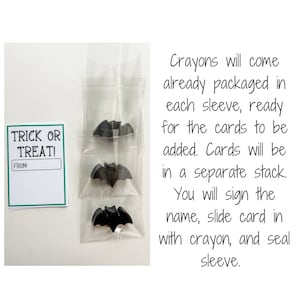 K&ouml;nnte beinhalten: Halloween-Geschenkset mit fledermausf&ouml;rmigen Wachsmalstiften in transparenten H&uuml;llen. Enth&auml;lt eine "Trick or Treat"-Karte mit Platz f&uuml;r einen Namen. Auf der Karte steht "Trick or Treat!" und "From:"