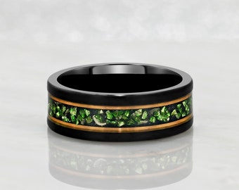 Anillo de carburo de tungsteno negro de 8 mm con meteorito, esmeraldas y detalles en oro rosa, meteorito triturado e incrustación de esmeralda