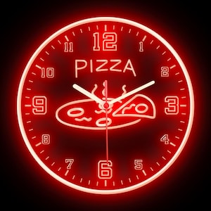 Peut inclure: Horloge au néon rouge avec un graphique de pizza et le mot "PIZZA" au centre. Le cadran de l'horloge a des chiffres noirs et des aiguilles blanches.