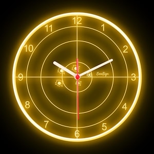 Puede incluir: Un reloj de pared amarillo neón con diseño de diana. La esfera del reloj presenta círculos concéntricos, un segundero rojo y manecillas blancas para las horas y los minutos. Los números del 1 al 12 se muestran alrededor del perímetro. El texto "EaseSign" es visible.