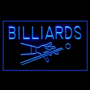 Può includere: Segno al neon blu con la parola "BILLIARDS" e una grafica di una mano che tiene una stecca da biliardo.