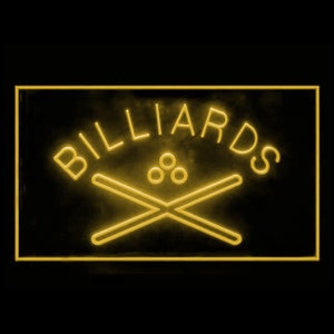 Può includere: Segno al neon giallo con la parola "BILLIARDS" in un semicerchio con un paio di stecche da biliardo incrociate e tre palle da biliardo al centro.