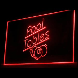 Puede incluir: Letrero de neón rojo con el texto "Pool Tables" y un gráfico de tres bolas de billar.
