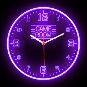 Może przedstawiać: Fioletowy zegar neonowy z czarnymi cyframi i wskazówkami. Tarcza zegara zawiera napis "GAME ROOM" w neonowym stylu.