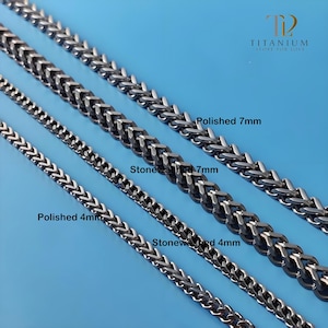 Puede incluir: Cuatro collares de cadena de acero inoxidable con diferentes texturas y anchos se muestran sobre un fondo azul. Las cadenas están etiquetadas como "Polished 7mm", "Stonewashed 7mm", "Polished 4mm" y "Stonewashed 4mm". El logotipo "Titanium Store for Love" es visible.