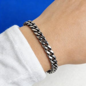 Pulsera de cadena cubana pulida de titanio de 7 mm para hombre: ligera y plana.