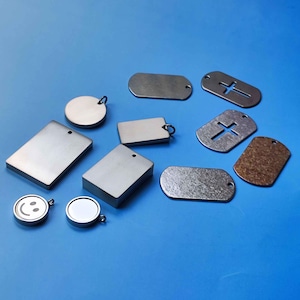 Massiver Titan Charm Anhänger, hypoallergener, leichter, gravierbarer Schmuck für Paare