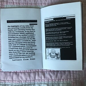 Op de afbeelding: Een open boek met tekst op beide pagina's, getiteld "Letters From Home". De linkerpagina bevat paragrafen over e-mails en familie. De rechterpagina heeft kortere tekst, waaronder een lijst met vragen en uitspraken. Het boek ligt op een roze en wit patroon.