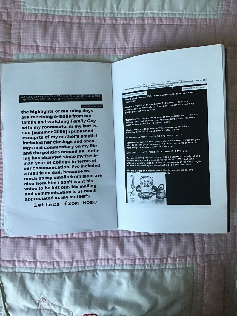 Op de afbeelding: Een open boek met tekst op beide pagina's, getiteld "Letters From Home". De linkerpagina bevat paragrafen over e-mails en familie. De rechterpagina heeft kortere tekst, waaronder een lijst met vragen en uitspraken. Het boek ligt op een roze en wit patroon.
