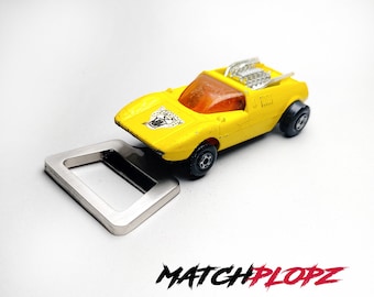 Coche de juguete Wildcat Dragster con abrebotellas, modelo de MATCHPLOPZ. Regalo vintage retro para cumpleaños, novio o hombre. Blanco y amarillo.
