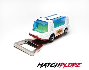 Modelo de coche de juguete con abrebotellas de ambulancia de Matchplopz, regalo retro vintage, regalo de cumpleaños para amigo, hombre, coche blanco.