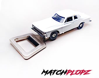 Abridor de botellas Plymouth Savoy, modelo de coche de juguete de MATCHPLOPZ, regalo retro vintage, regalo de cumpleaños, coche blanco para amigo y hombre.