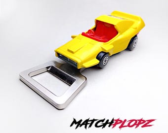 Abridor de botellas Whoosh N Push, modelo de coche de juguete de MATCHPLOPZ, regalo vintage retro para cumpleaños, hombre, amigo, coche amarillo