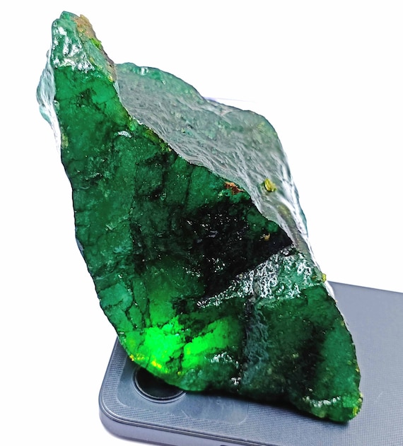 グリーンエメラルド原石 3975カラット 巨大な未カット原石 認定