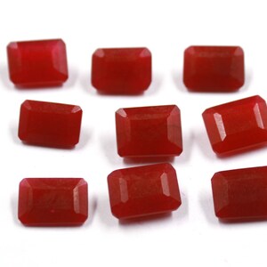 Pu&ograve; includere: Dieci cabochon di pietra preziosa rossa in taglio smeraldo rettangolare. Le pietre preziose sono lisce e lucidate.